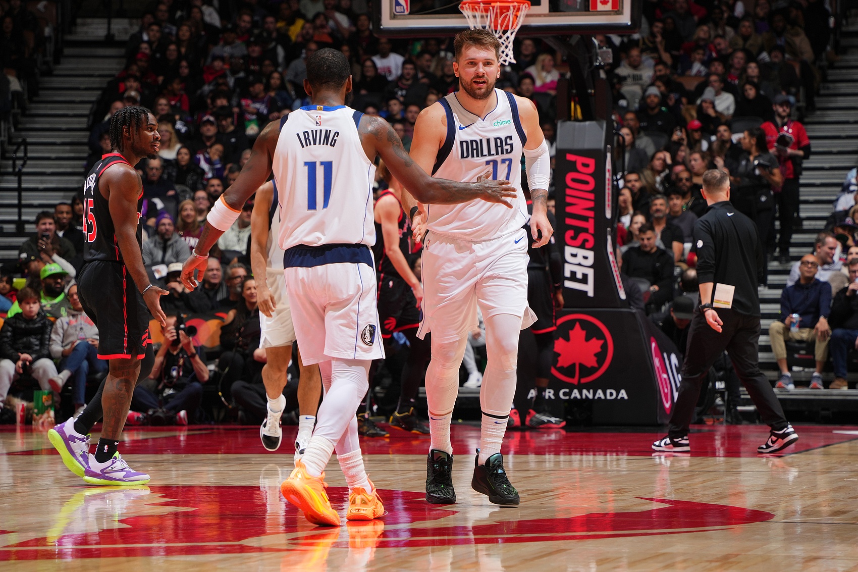 华体会app下载-东契奇：生涯队友中我和欧文最默契 我们季前赛的磨合帮助很大