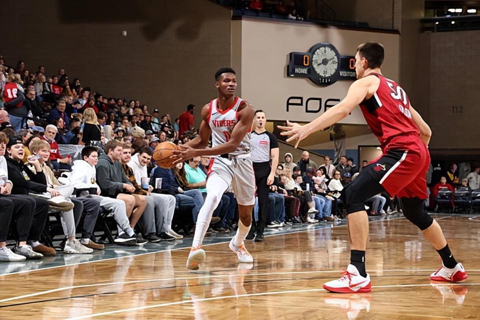 华体会比分直播-惨败中为数不多的亮点！火箭二队替补内线的能力其实非常全面？